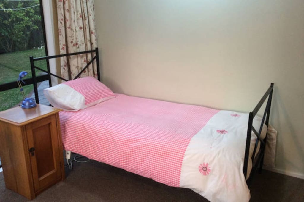 Twin bedroom (2 single beds)