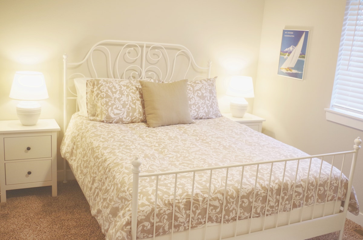 Сладка бяла спалня с плакати за пътуване, свързани с Такома