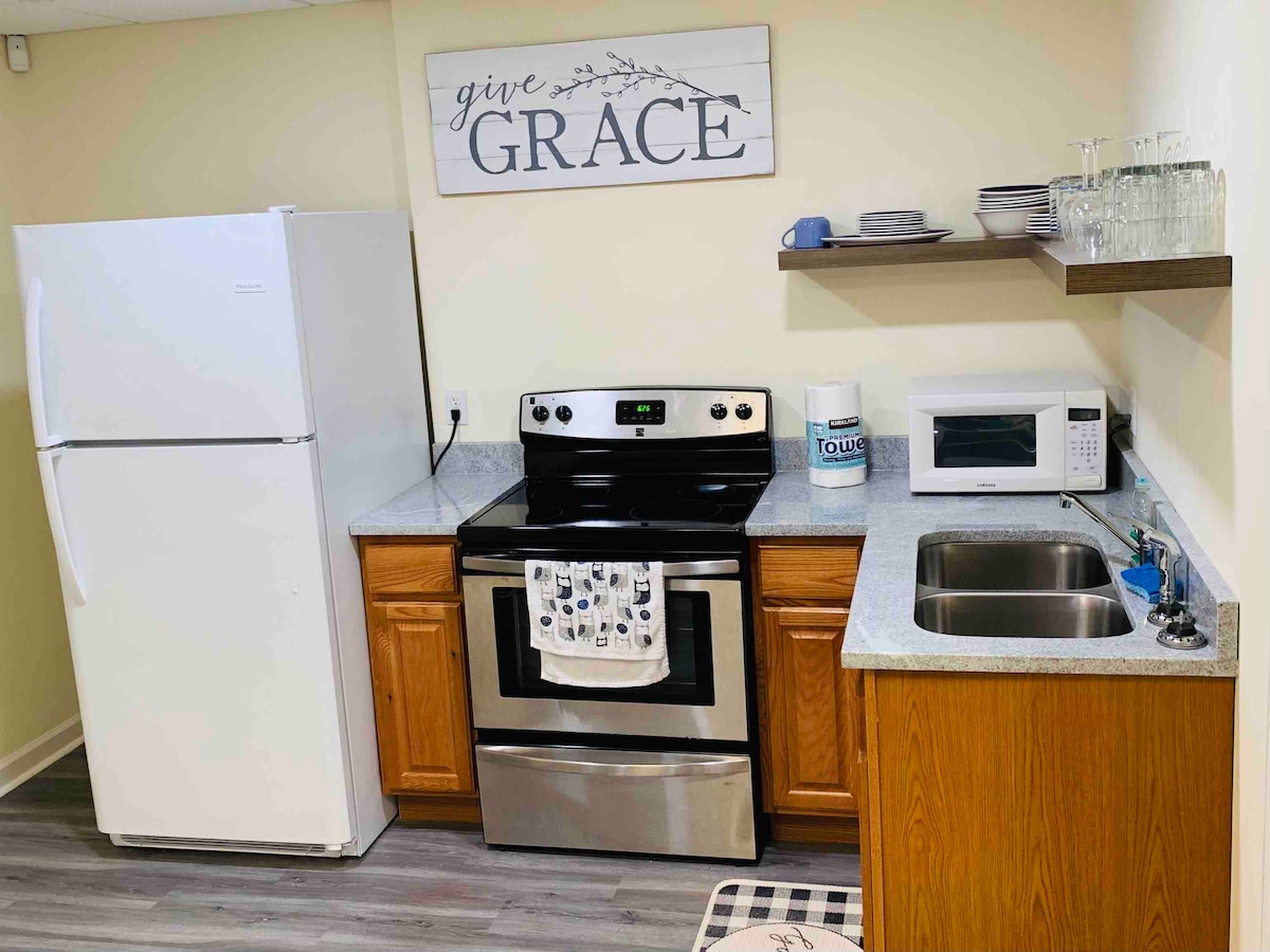 Top performing Airbnb: Cozy apt w/pvt. patio | 15 min from DT & Airport in Cascade Avenue/Road