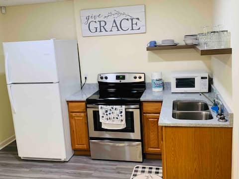 Top performing Airbnb: Cozy apt w/pvt. patio | 15 min from DT & Airport in Cascade Avenue/Road