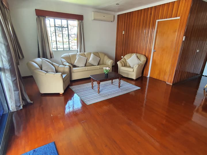 Spacious 4-bdrm Fully Self-contained Free Wifi - スバ