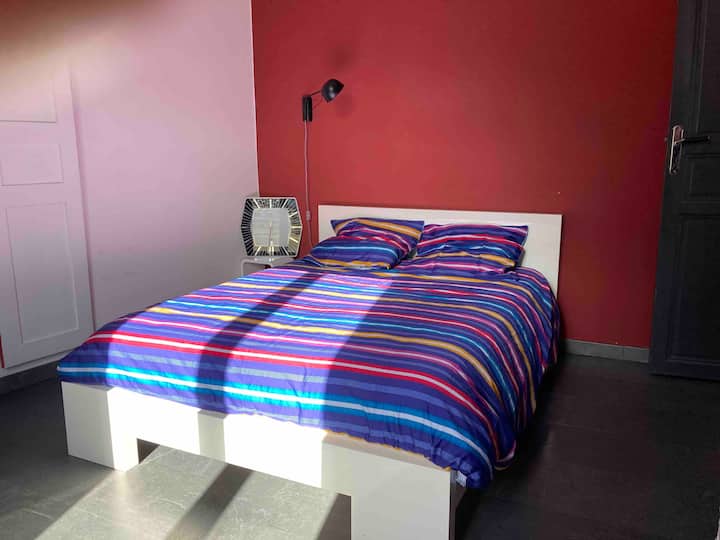 غرفة نوم رئيسية كبيرة مع غرفة ملابس جميلة، مشرقة للغاية بما في ذلك 140 سريرًا مزدوجًا ومكتب عمل.