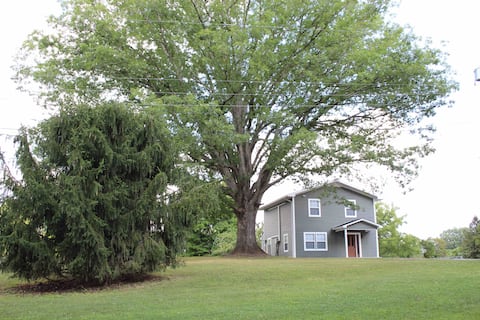 Entire Home Lewisburg, WV Modern/Rustic Home