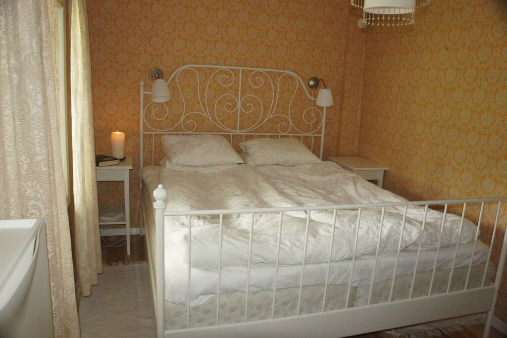 Sovrum med Queenside bed på nedre plan.