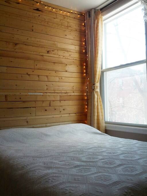 Private bedroom for 2! Handmade wooden wall with Christmas lights!