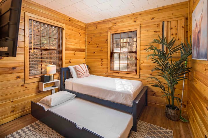 Second bedroom on the main level with twin bed (and twin trundle) and Smart TV.