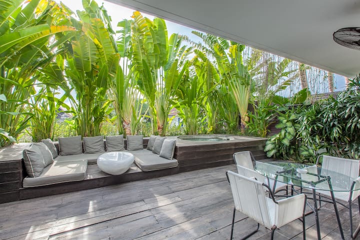 Luxury lounging, heart of Seminyak