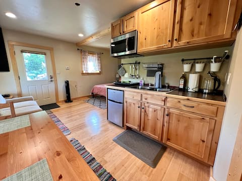 Lovely Studio Apt, 5min walk to Bizz Johnson Trail