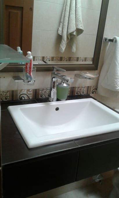 Baño compartido con otro cuarto de huespedes.