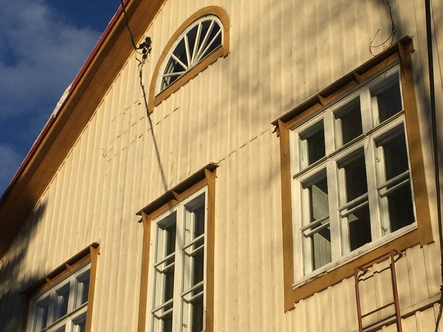 Lähes 90 -vuotiaan hirsitalon julkisivussa on mielenkiintoisia yksityiskohtia.