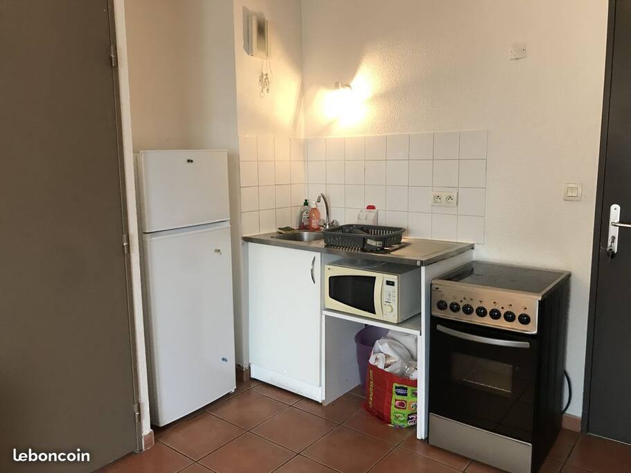 kitchenette équipé d'un frigo, une gazinière, un four micro-onde, une cafetière Tassimo et le nécessaire de vaisselle