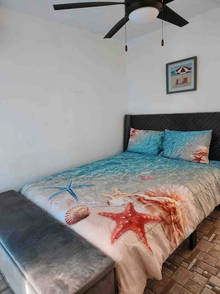 Spavaća soba 1 - bračni krevet (širine 150-179 cm) s ormarom i