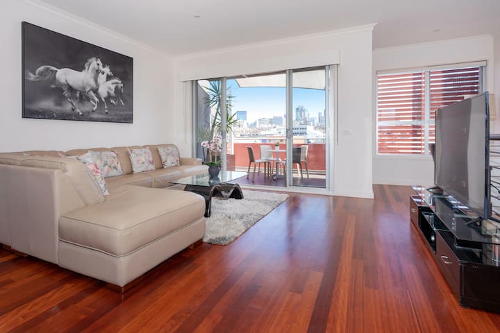 Spacious modern comfy 15 minute walk to CBD