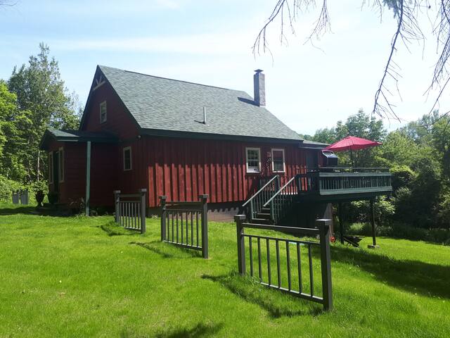 Hickers! Nature Adirondacks/LakeChamplain retreat