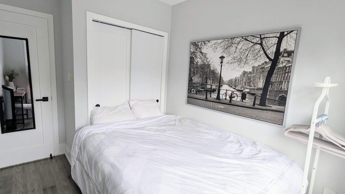 2-ри кат - спална соба бр. 2 - светла, има многу природна светлина со биро и стол, камериер/ закачалка за облека, огледало со целосна должина и брачен кревет (широк 150-179 см)