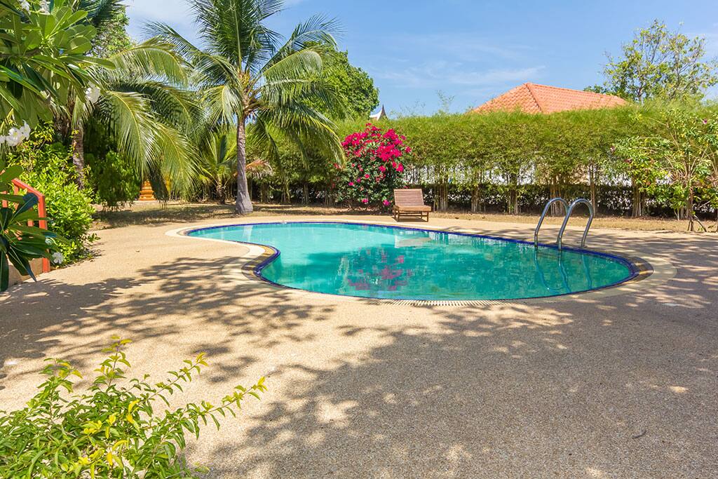 L'extérieur avec la piscine privée