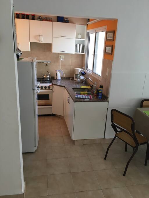 Cocina con Pava Eléctrica y Cafetera. Súper Completa para 6 personas!