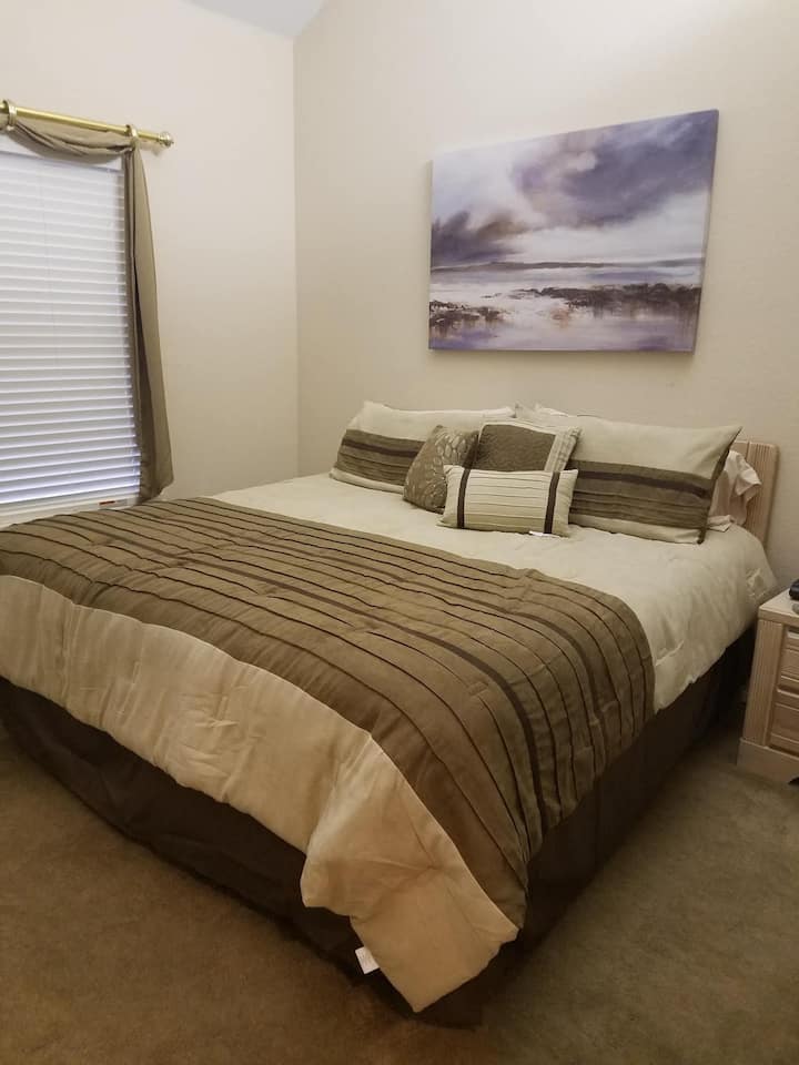 Chambre avec lit King Size et télévision à écran plat.