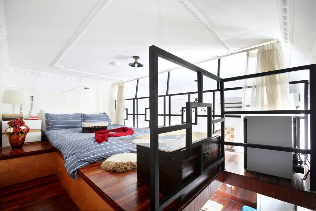 二楼卧室内内双人大床 Queen-size bed in bedroom