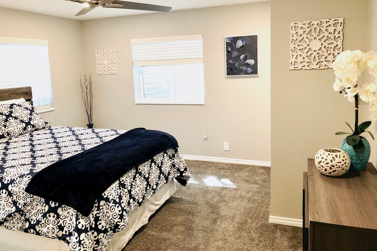 Master bedroom w/ comfy queen mattress
