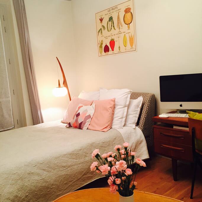 Lit double, bureau, armoire dressing, banquette et table basse, vestiaire et salle d'eau attenante.