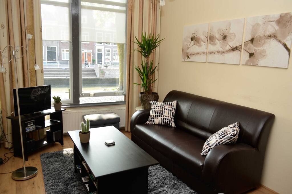 Livingroom with canal view.
Woonkamer met uitzicht op de gracht.