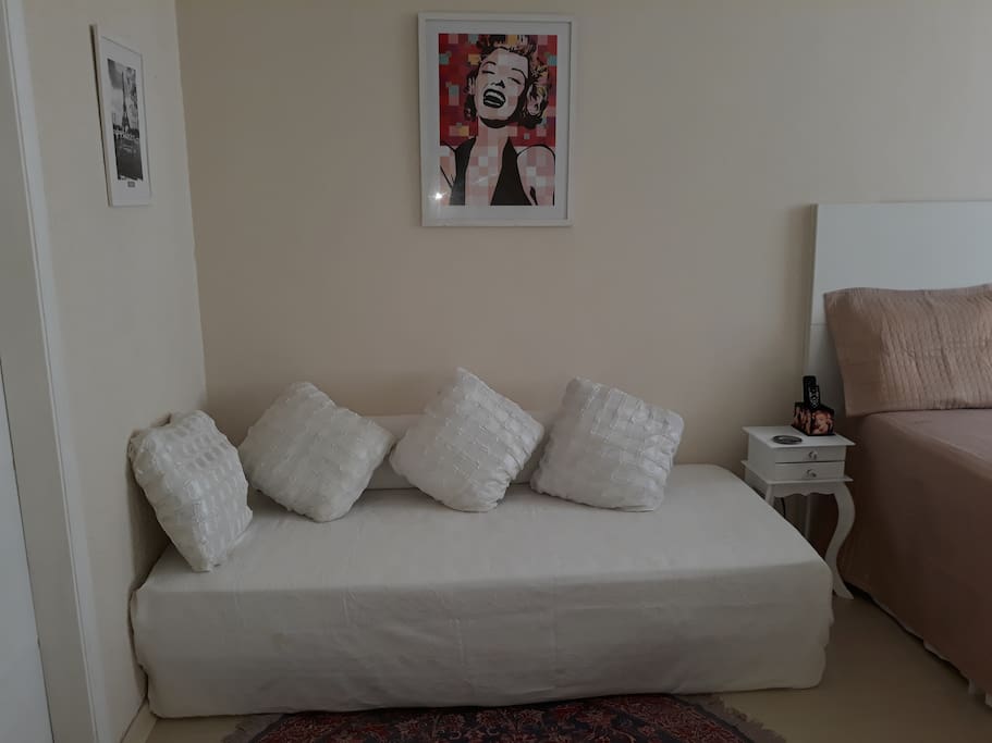 Dois colchões de solteiro de cama box ao lado da cama de casal