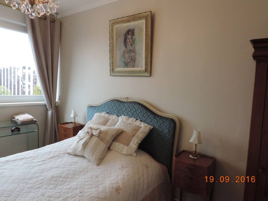 chambre claire, calme équipée de volet
