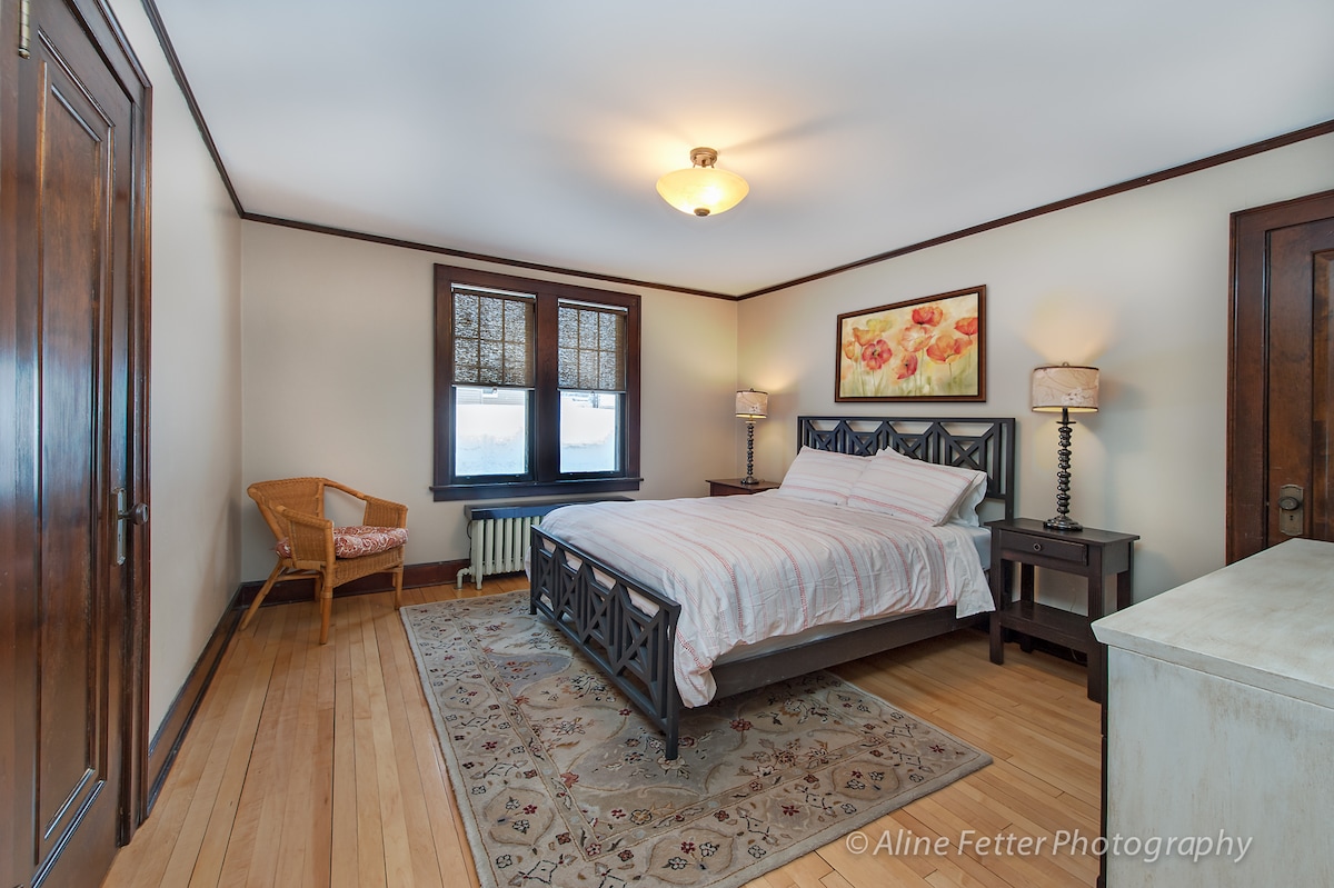 Spálňa s manželskou posteľou Queen na pos