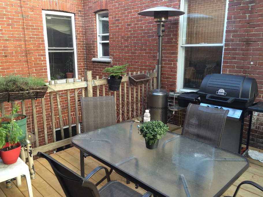 Terrasse commune avec les voisins de pallier. Accès au BBQ.