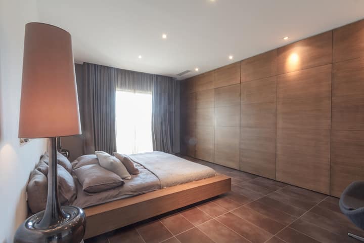 Foto tomada por el fotógrafo de Airbnb: tu habitación con entrada a tu balcón privado.