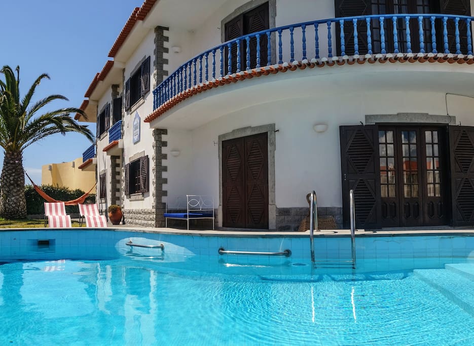 the pool don't have waves
