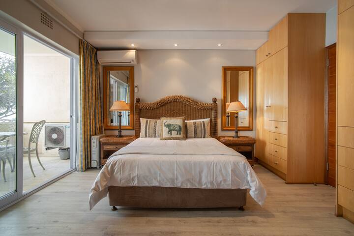 Lido Beach Front Apartment with Sea Views gallery image 2