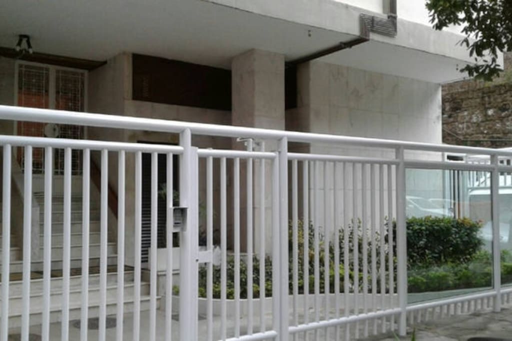 Entrada do prédio, com porteiro 24hs