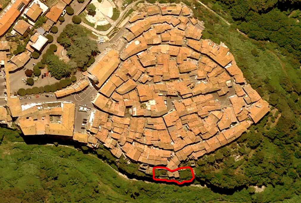 Farnese, il centro storico, in rosso la casa e i giardini