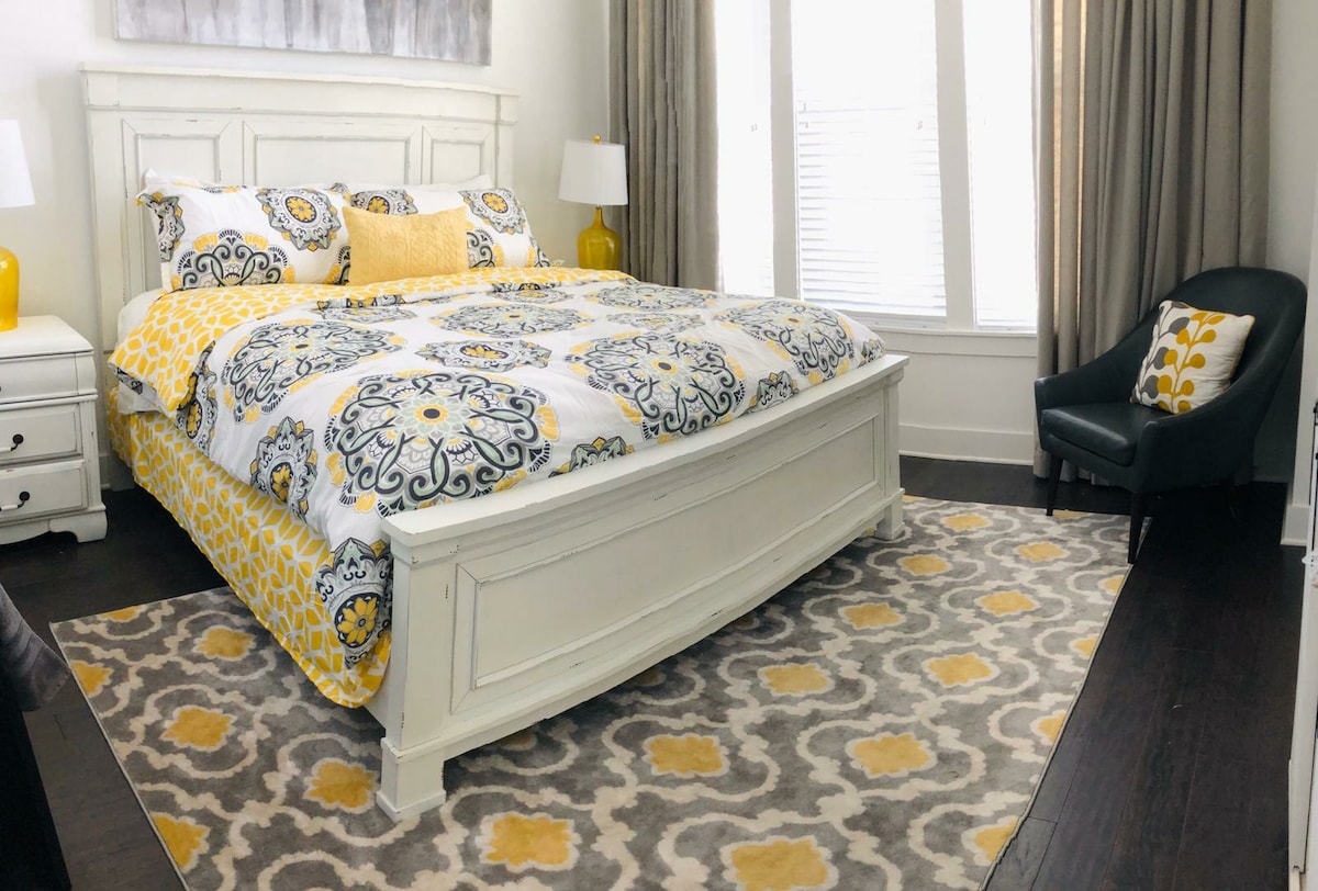 Glavna spavaća soba - uživajte u savršenom noćnom snu u ovom glavnom apartmanu s vrhunskim madracem i mnoštvom jastuka.  Upotrijebite zavjese za zamračivanje kako biste prišunjali sve ostalo što vam je potrebno.  55" Smart TV montiran za savršen pogled iz kreveta.