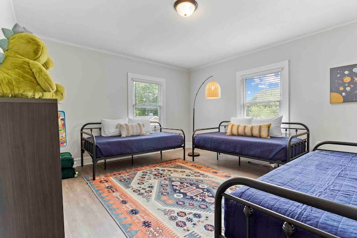 ห้องนอนนี้ได้รับการออกแบบโดยคำนึงถึงเด็กๆ เรามีเตียงแฝด 3 หลังของเล่นและพื้นที่เล่นสนุกๆสำหรับเด็กๆ!