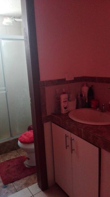 Baño co ducha y lavabo