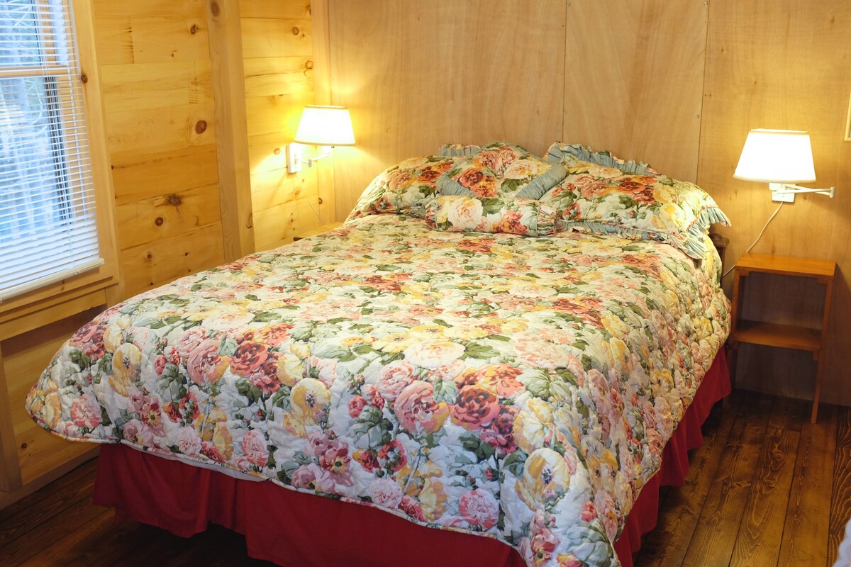Hoofdslaapkamer met queensize bed