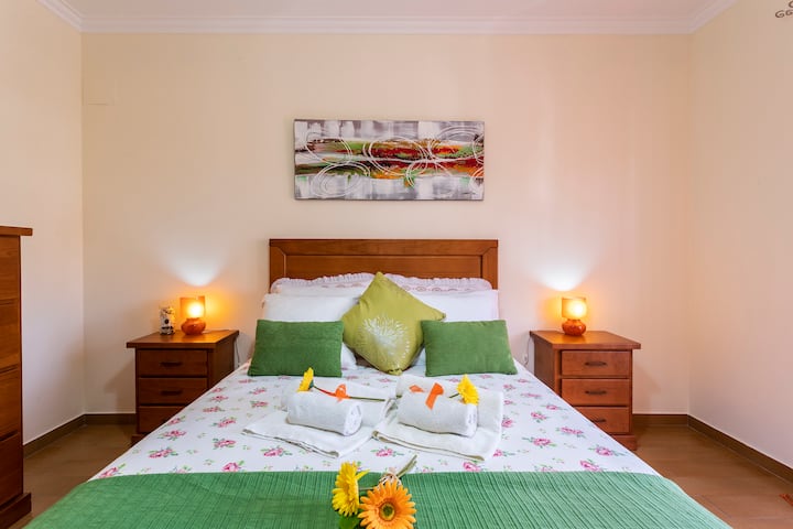 Chumba cha kulala chenye roshani.