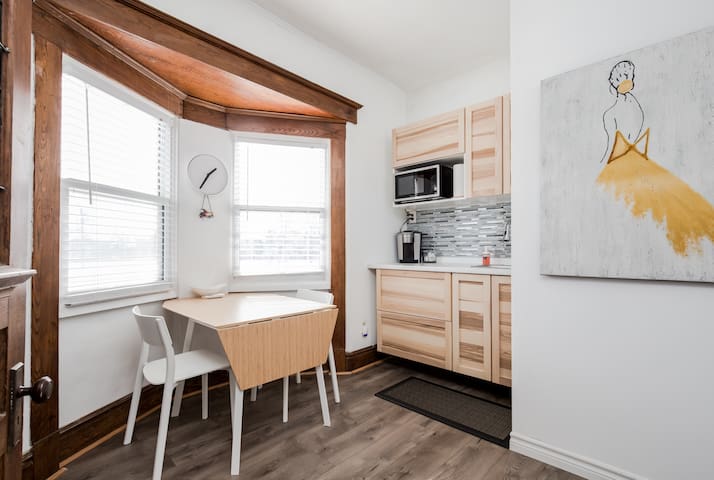 ⭐⭐⭐⭐⭐ Modern Victorian Apartment - WOW Location!