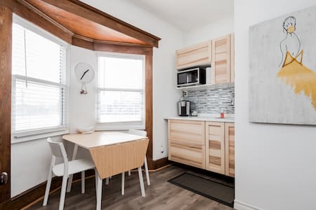 ⭐⭐⭐⭐⭐ Modern Victorian Apartment - WOW Location!