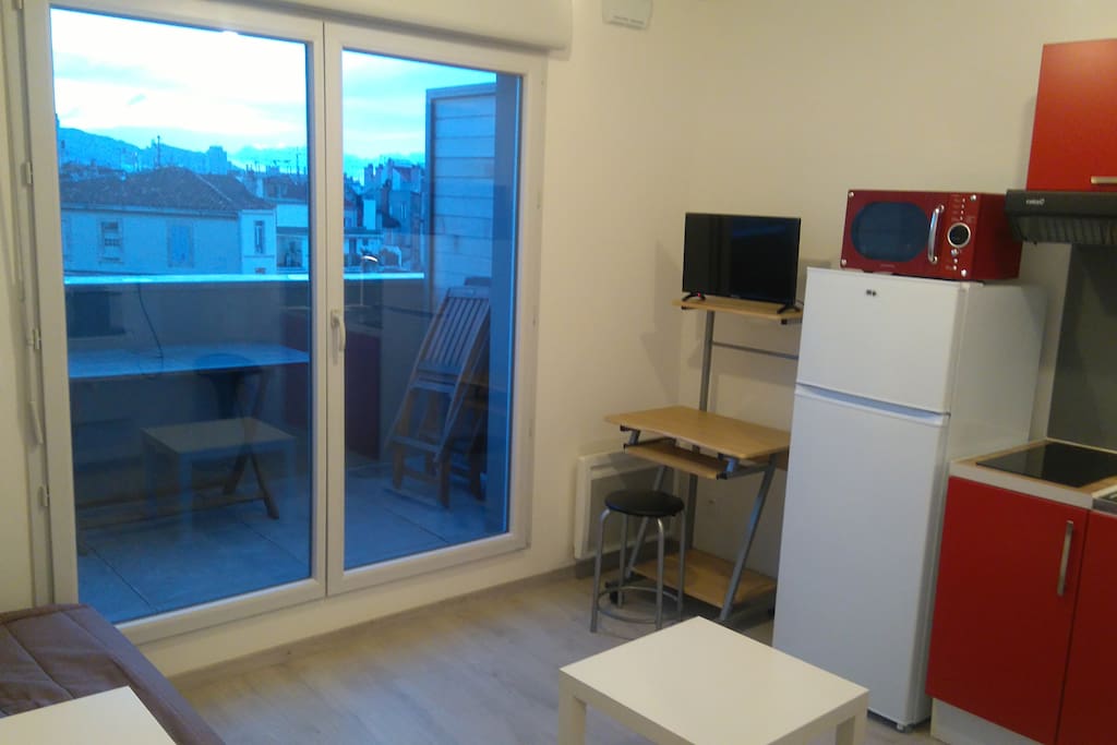 Coin kitchenette + réfrigérateur + bureau