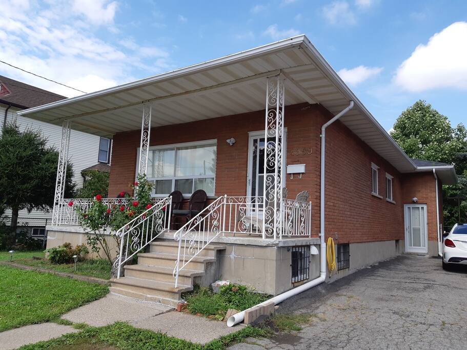 Located in tourist area near Clifton Hills, Falls, Niagara Casino, Restaurants, Firehall Theatre and lots of attractions