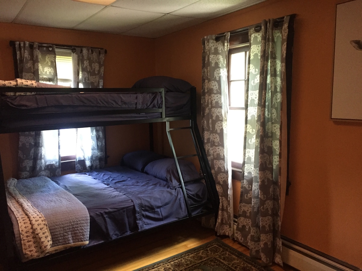 Spálňa #3 ~ „Detská izba“ s poschodovou posteľou s 1 dvojlôžkom a 1 manželskou posteľou s klimatizáciou.