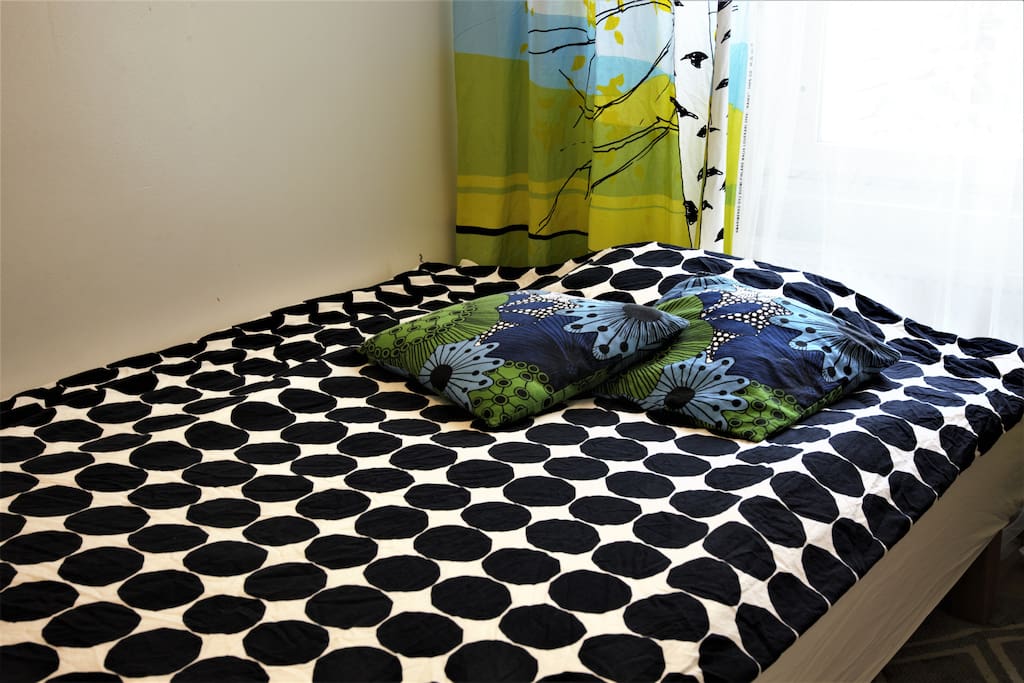The double bed 140cm in the guest room is suitable for two.
