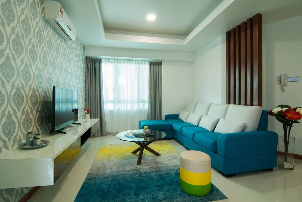 Modern & cozy living room.
