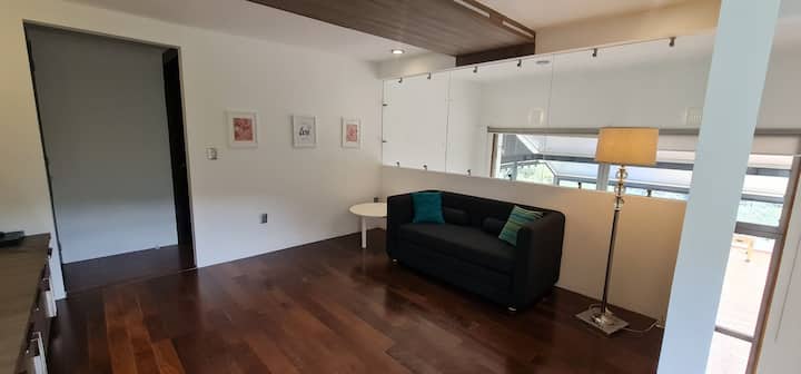 « Chambre confortable avec canapé-lit double pour se reposer et profiter de moments avec ses proches. Équipé d'une impressionnante télévision de 65" pour le divertissement et le plaisir. Parfait pour se détendre et profiter de vos émissions préférées!