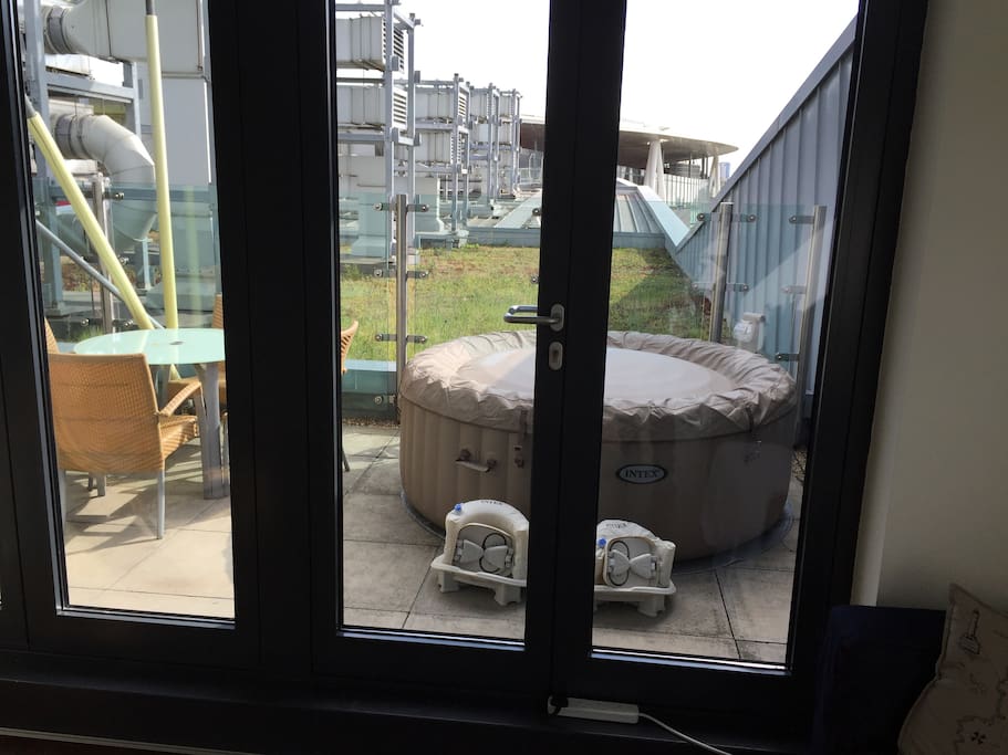 Terrace overlooking the Emirates stadium, with 4 person hot tub