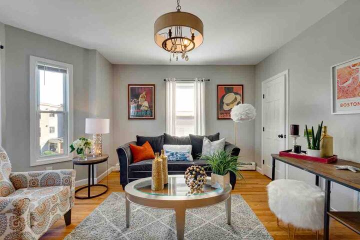 Unique 2 floors 8 beds 4 bath public transit gallery image 2